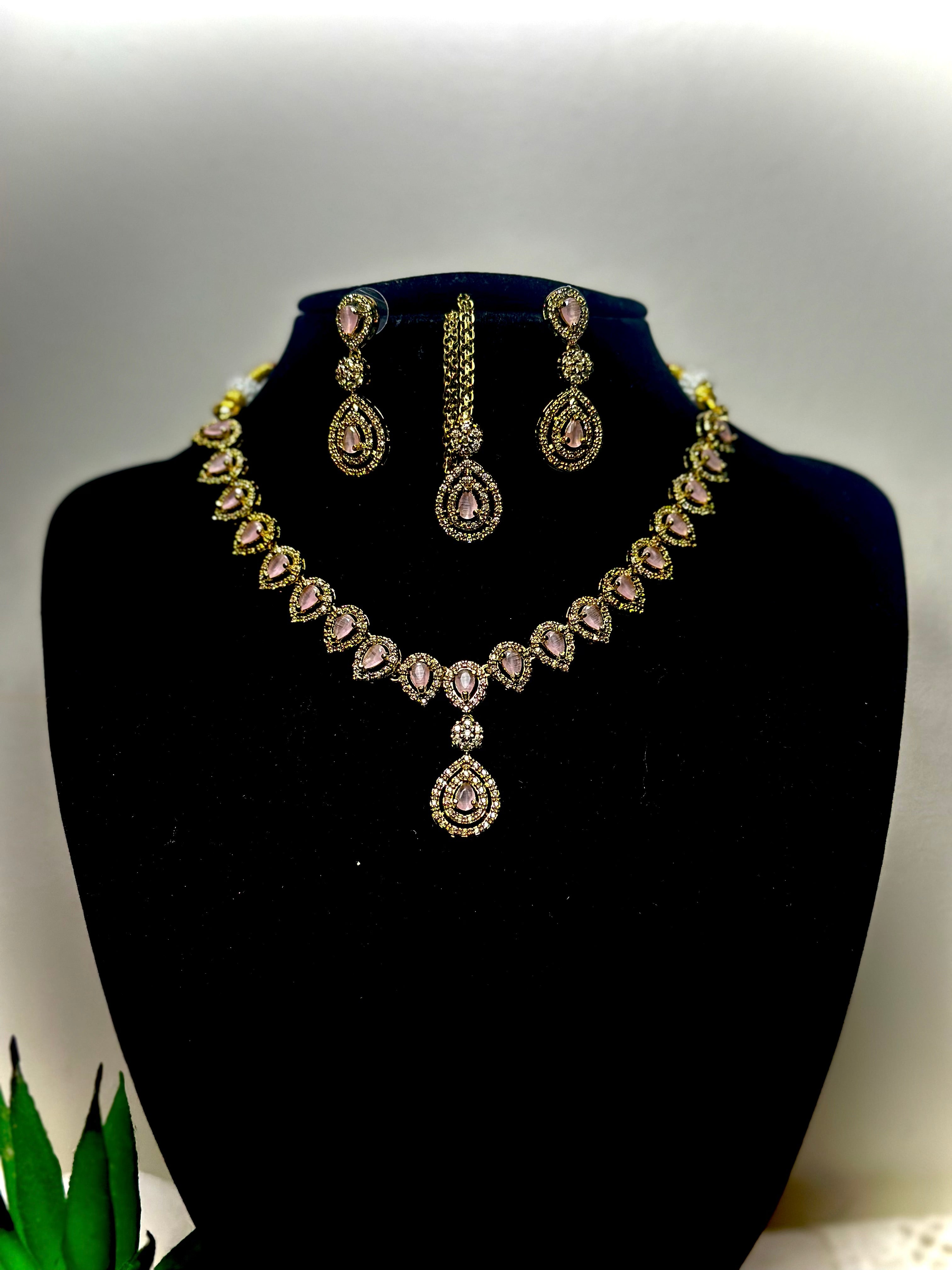 Diya Emerald Crest Necklace Set