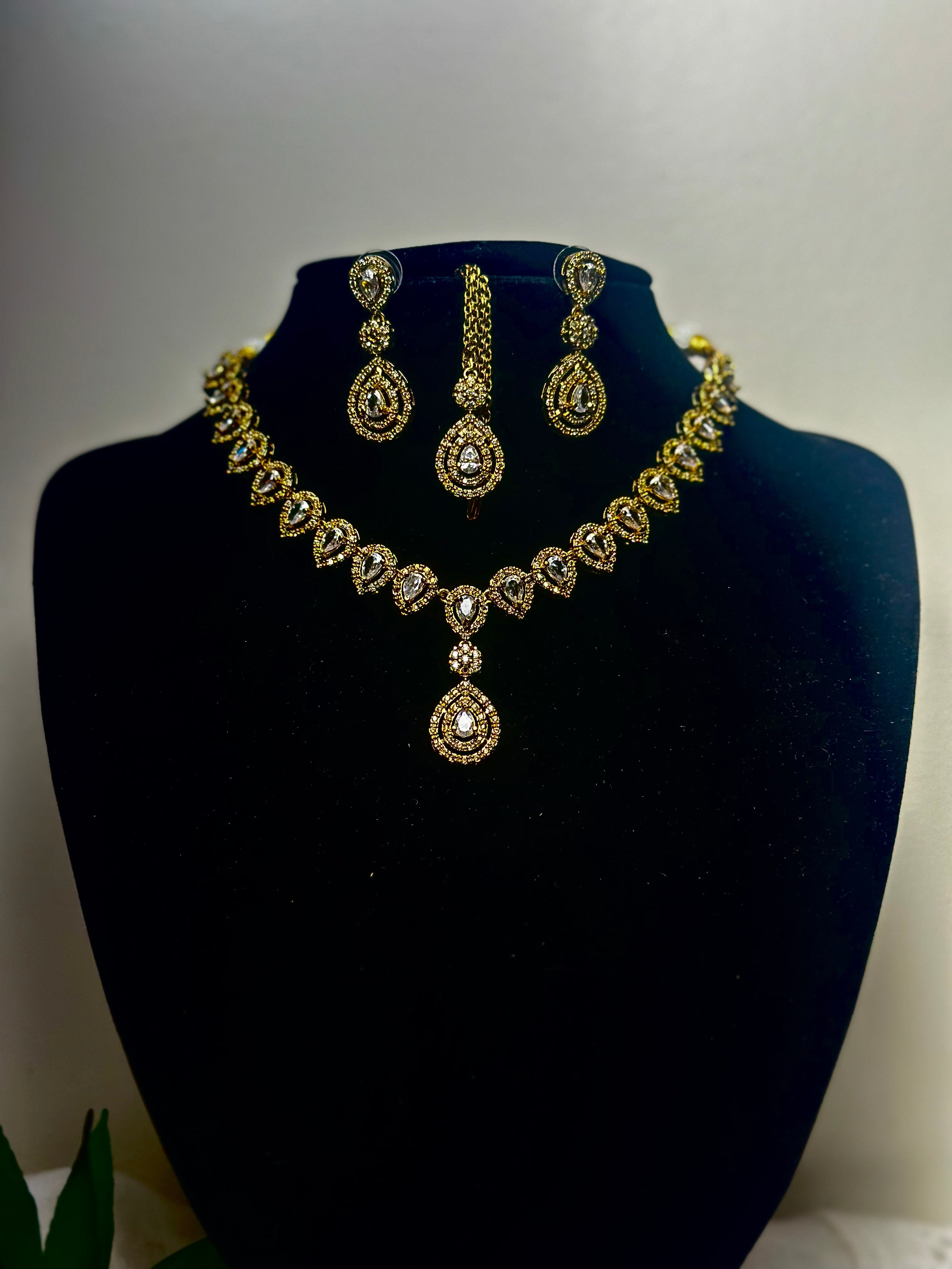 Maharani Gilded Pearlescent Teardrop Jewellery Set