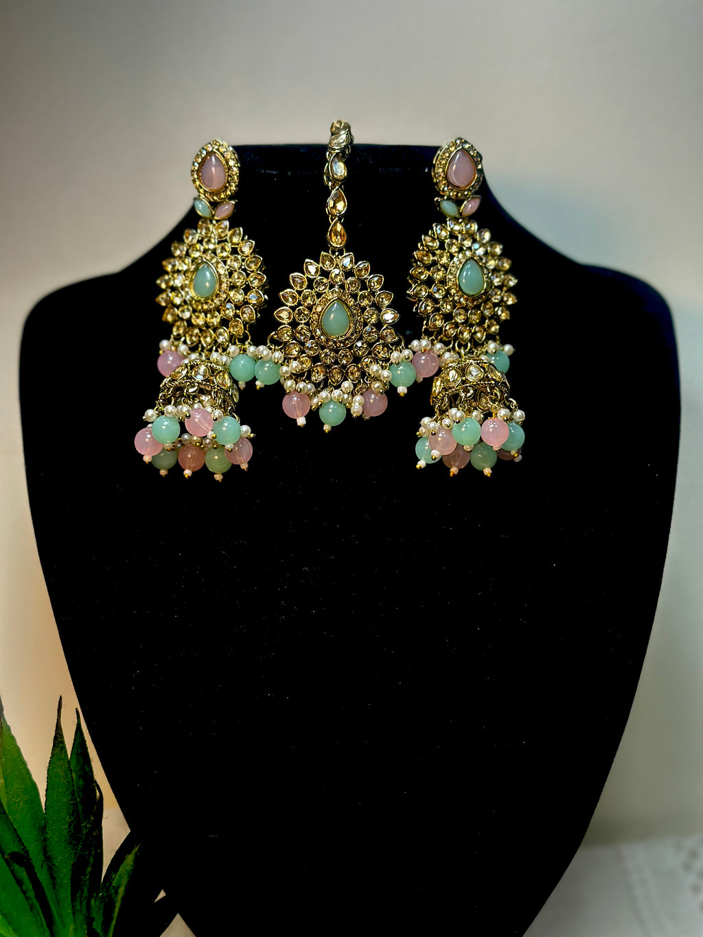 Zarina Antique Kundan Chandelier Choker Set