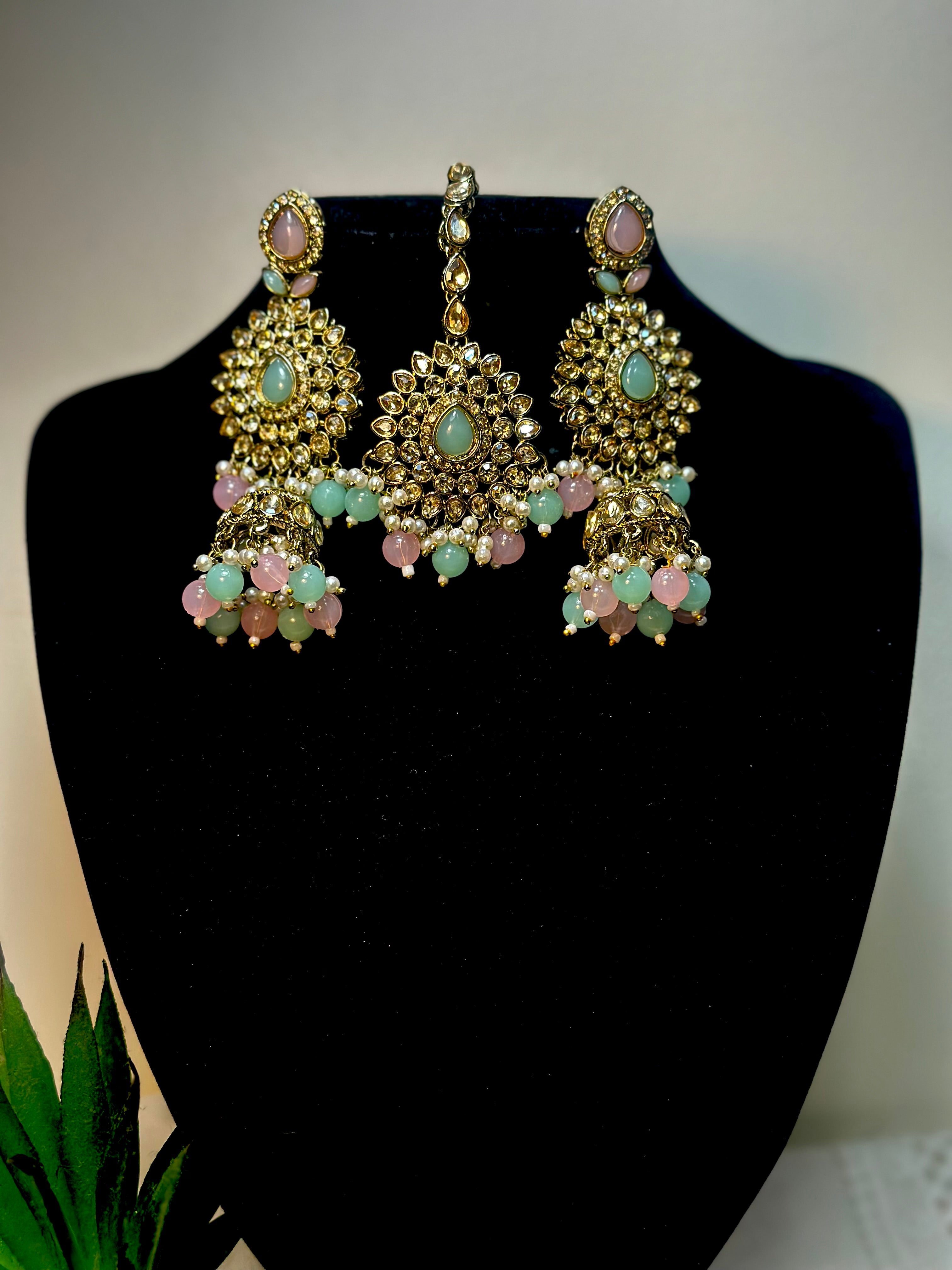 Zarina Antique Kundan Chandelier Choker Set